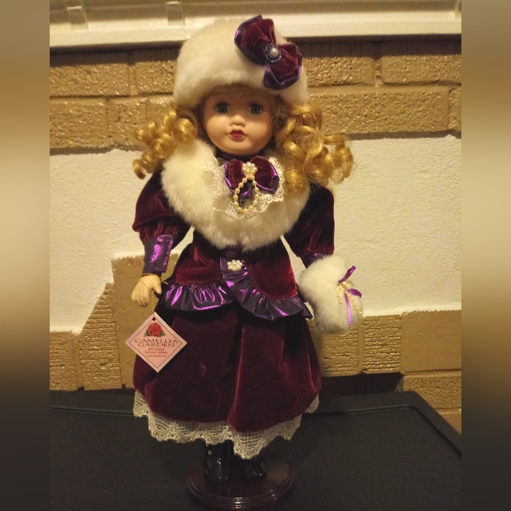 Camellia Garden porcelain doll - Picture 6 of 6